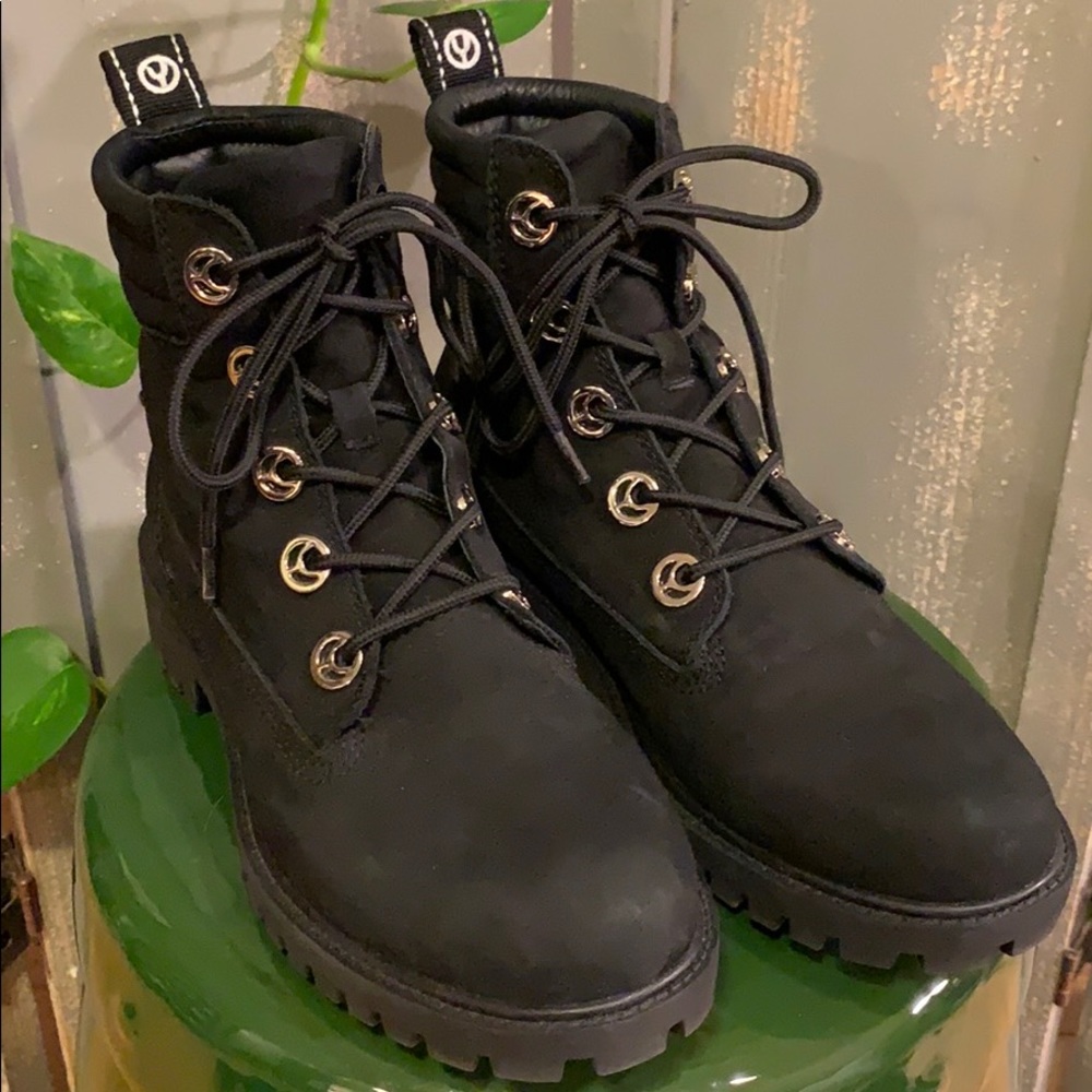Wishbone Collection black leather lace up boots